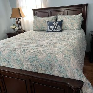 Very nice queen size bed with mattress and lamps